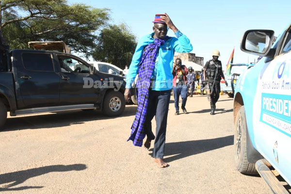 FDC President candidate @PatrickAmuriat gets off the ground where he'd been seated protesting against police blocking his Moroto-rally, walks barefoot & starts addressing children, all as security forces maintain a blockade