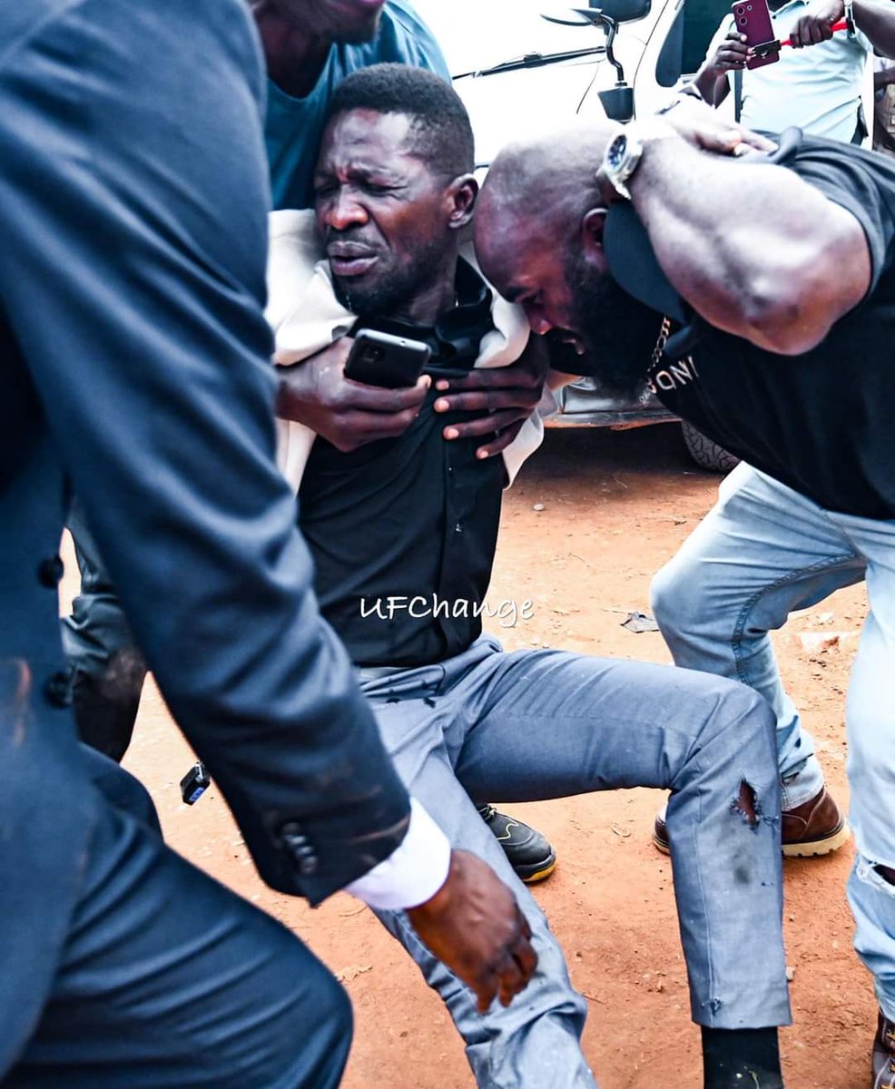 Uganda: lider opozycji i była gwiazda popu @HEBobiwine została dziś postrzelona w nogę przez policjantów podczas sprzeczki i przewieziona do szpitala. Obrażenia nie wydają się zagrażać życiu, ale to nowa eskalacja represji rządu